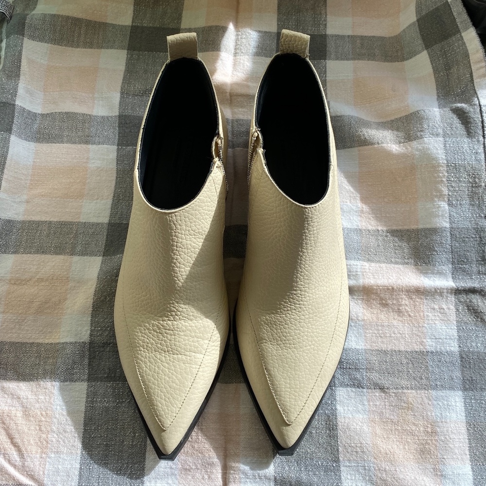 Everlane Leather Boss Booties NWT - Bone Sz 9